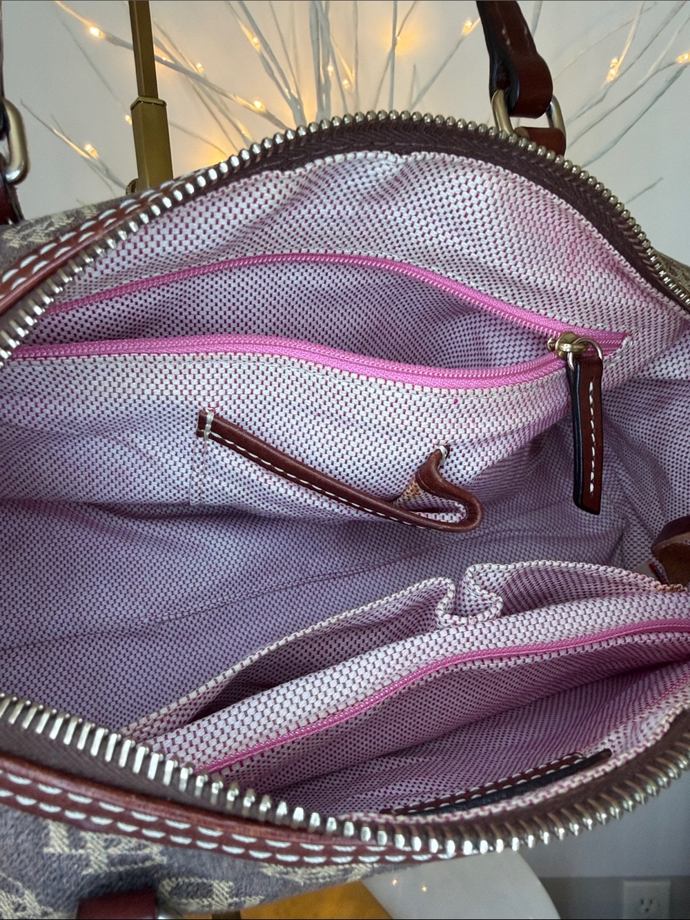 Dooney & Bourke NWOT  bag. 2 lrg inside zipper pockets/3 slots&key fob. 11 x5 - Picture 7 of 8